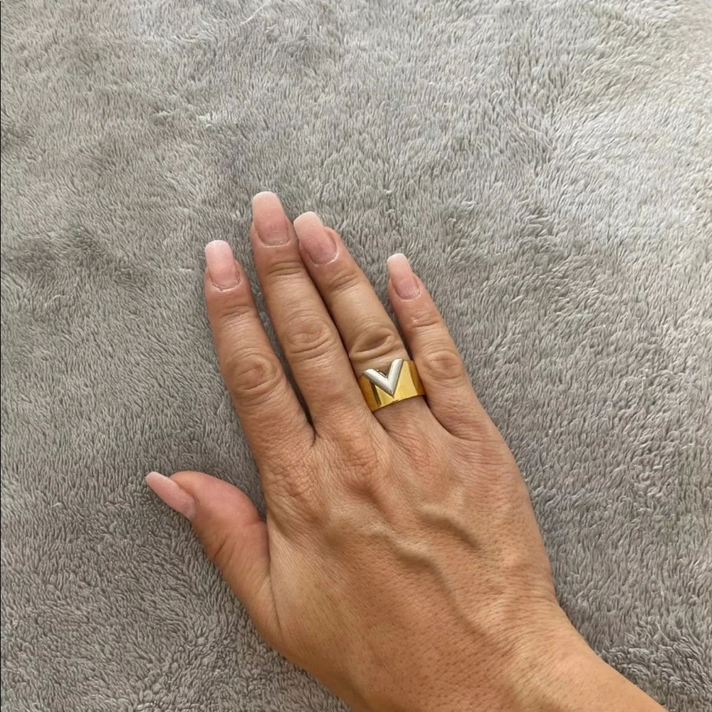 NEW V ring design 18k Rose Gold Filled Love Ring - Picture 7 of 9